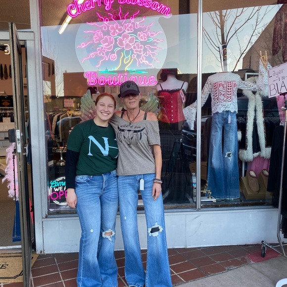 Petra super high-rise 70s inspired jeans CUTE! Cute butt great length! L… - Picture 2 of 4